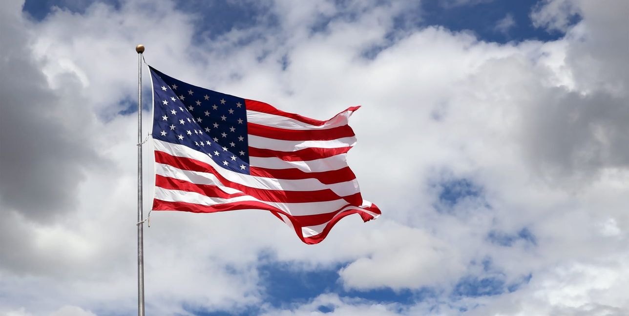 Die Flagge der Vereinigten Staaten von Amerika wird auch Sternenbanner oder Stars and Stripes genannt.