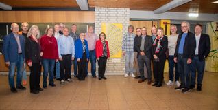 Klassenfoto mit Kunstwerk: „Überlagerung zweier Wellensysteme“ heißt das Bild, das die damaligen Schüler unter anderem zur Verschönerung des neuen Gebäudes gestalteten.