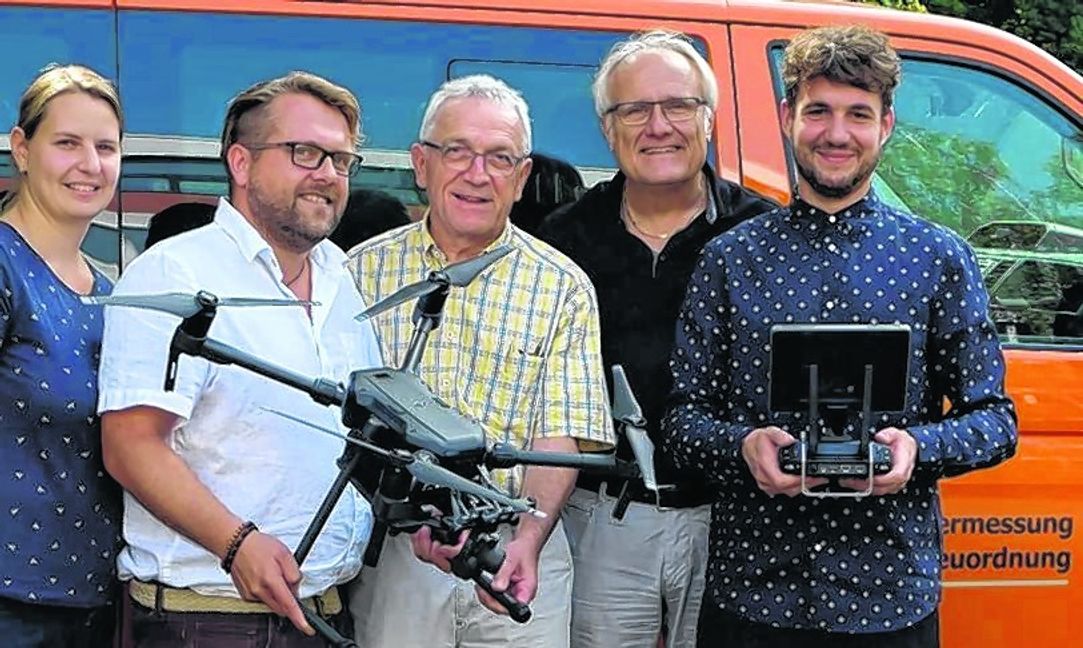 Tanja Scheuring, Ulrich Haupter, Fritz Dreher, Amtsleiter Peter Scholl und Tim Grether mit der neuen Drohne des Amts für Vermessung. Bild: z