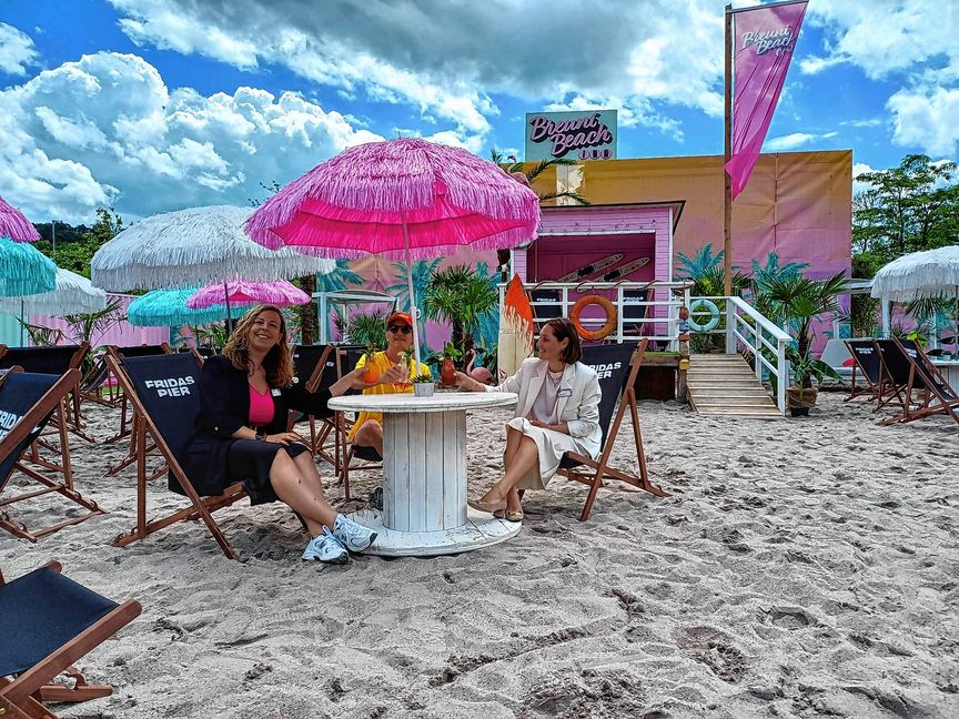 Marketing-Managerin Sarah Fauß (von links), Benjamin Kieninger von „Fridas Pier“ und Center-Managerin Andreea Risch stoßen auf eine schöne Beach-Zeit an. Bild: Elbers