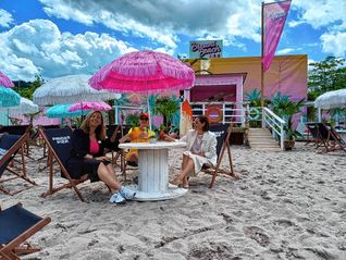 Marketing-Managerin Sarah Fauß (von links), Benjamin Kieninger von „Fridas Pier“ und Center-Managerin Andreea Risch stoßen auf eine schöne Beach-Zeit an. Bild: Elbers