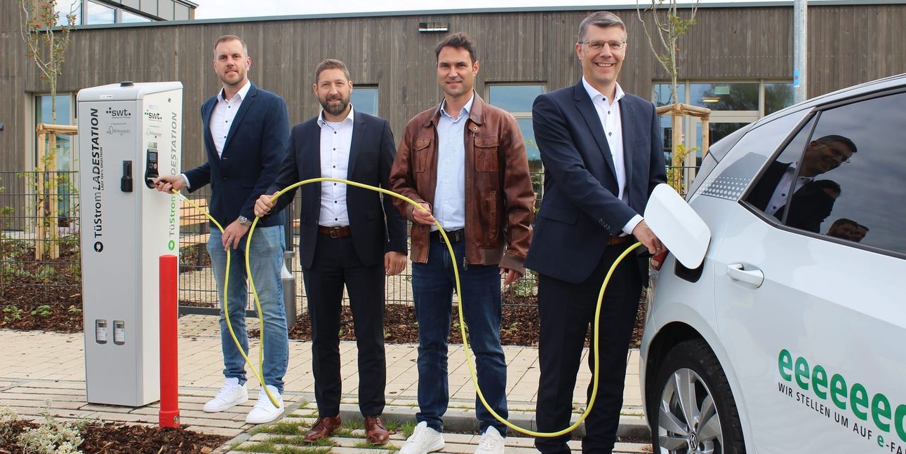 Auf unserem Foto (von links): Sebastian Rudischer (Stadtwerke Tübingen), Jens Hindennach (Stadtwerke Tübingen), Jörg Zimmermann (Gemeinde Hildrizhausen) sowie Bürgermeister Matthias Schöck.