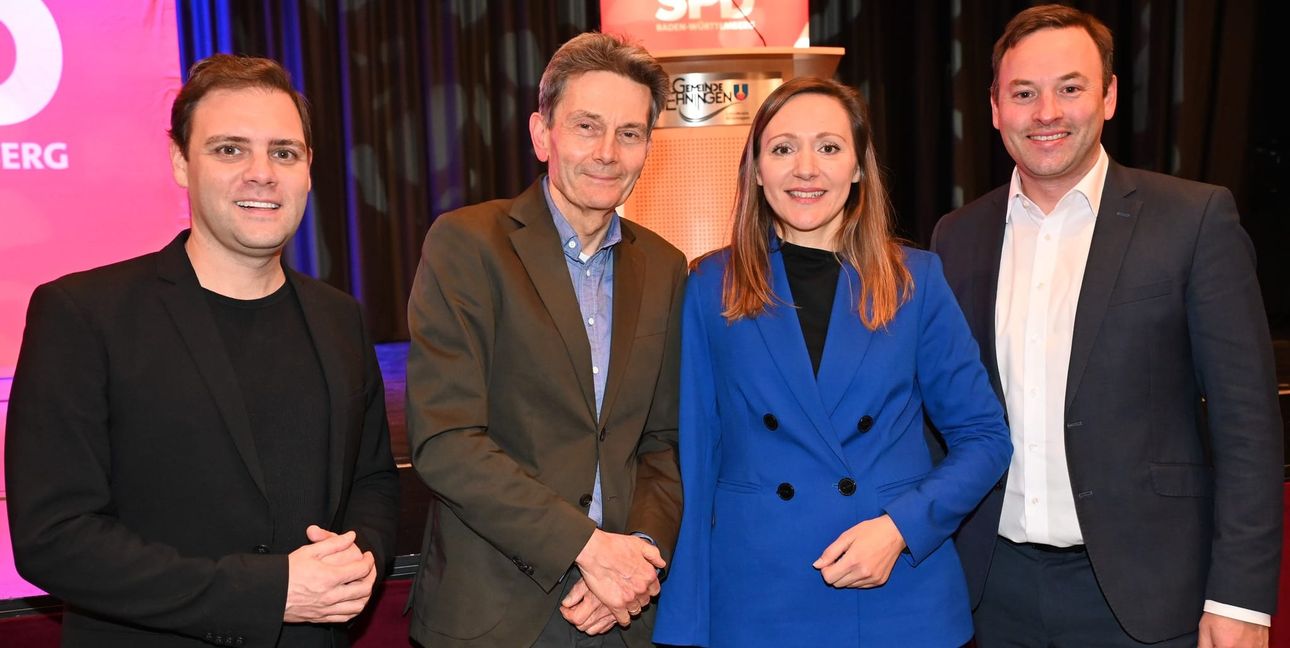 SPD auf der ganzen Linie (von links): Florian Wahl, Dr. Rolf Mützenich, Jasmina Hostert und der Ehninger Bürgermeister Lukas Rosengrün als Hausherr der Turn- und Festhalle, in der der 23. Politische Martini der Sozialdemokraten stattfand.  Bild: Reichert
