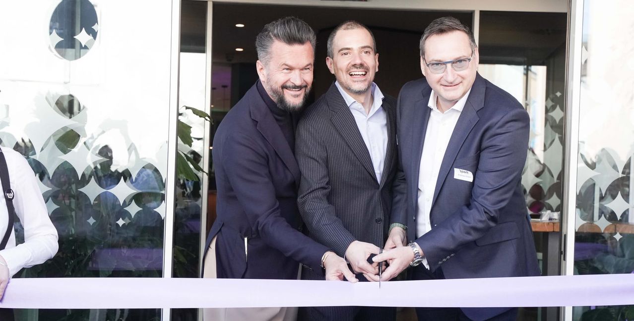 Andreas Erben (rechts) und Heiko Grote (links) von der Aspire Hotel Gruppe mit Igor Novakovic, EMEA Brand Leader Hilton, bei der Eröffnung.