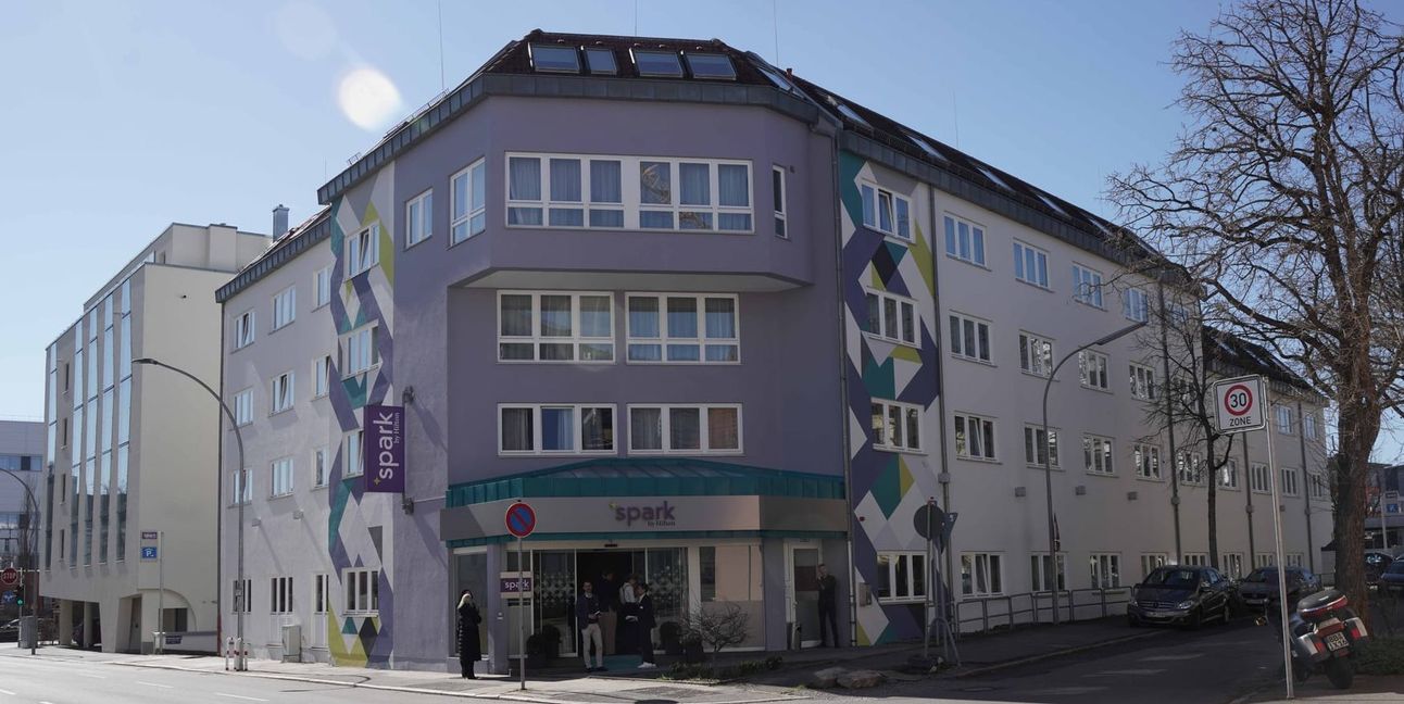 Das „Spark by Hilton Hotel Sindelfingen“ in der Riedmühlestraße 18-20 bietet Platz für insgesamt 103 Zimmer.