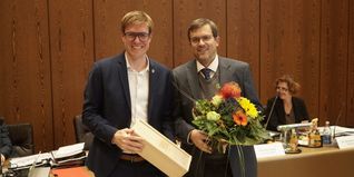 OB Markus Kleemann (links) gratuliert dem neuen Kämmerer Tobias Kaiser.