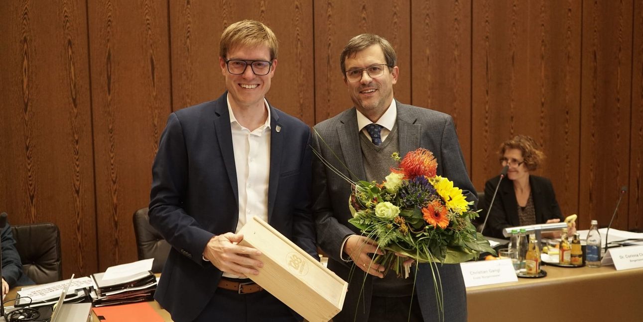OB Markus Kleemann (links) gratuliert dem neuen Kämmerer Tobias Kaiser.
