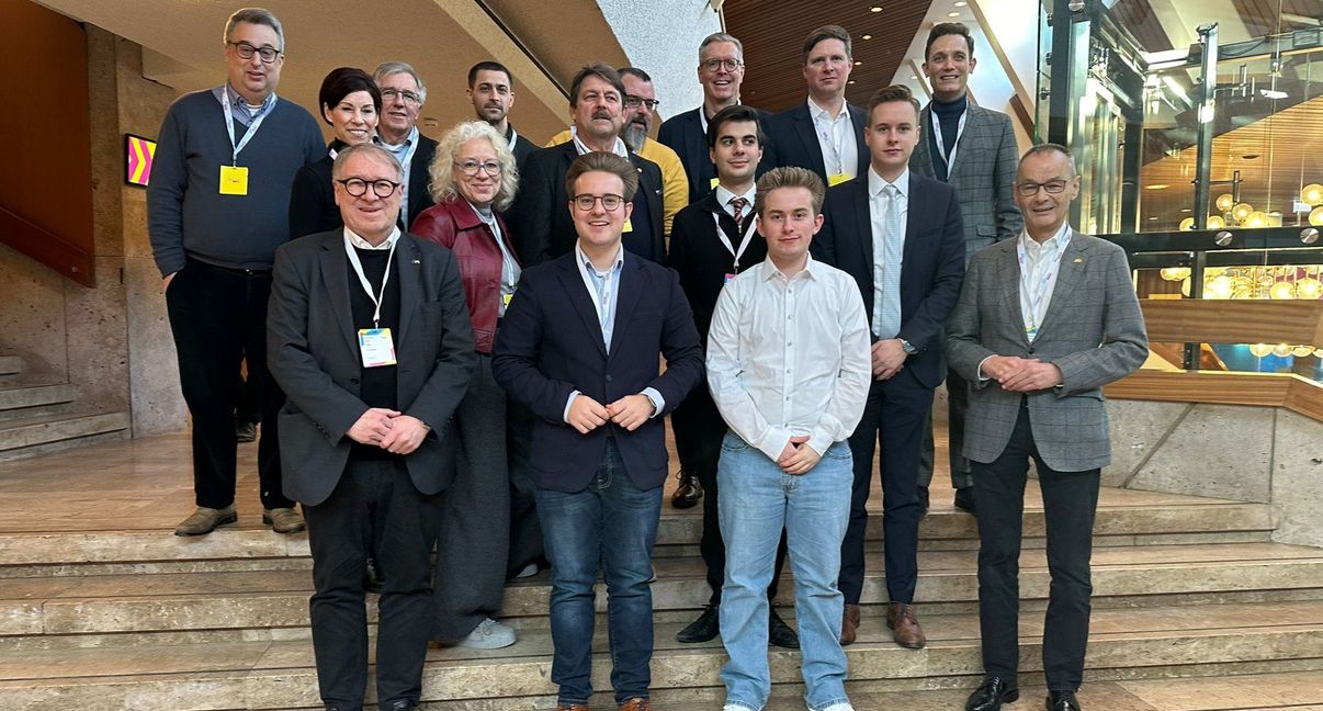 Delegierte beim Landesparteitag (von links): Dr. Oliver Hartig, Dr. Petra Bagusche, Jürgen Haar, Horst Nebenführ, Dr. Christine Watrinet, Luca Fiorenza, Max Reinhardt, Wilhelm Bührer, Carsten Dvorak, Ralf Weygand, Jan-Philipp Lenhardt, Niklas Zaiser, Dr. Florian Toncar, Alexander Rudat, Andreas Weik, Hans-Dieter Scheerer.