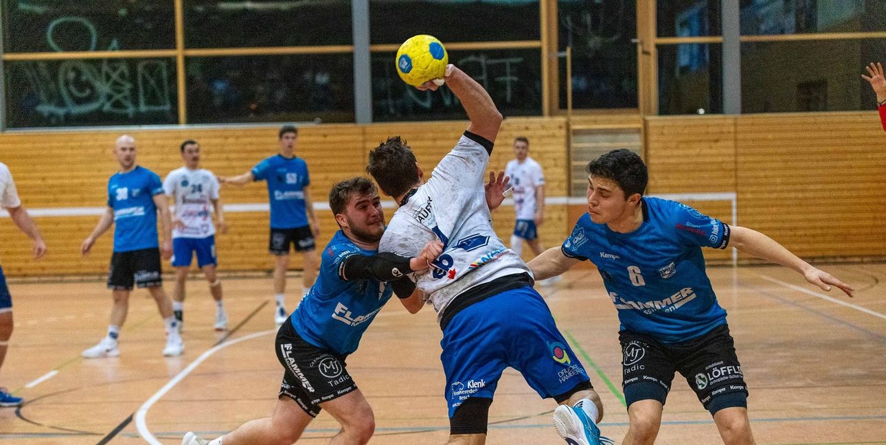 Christoph Zegledi (Mitte) und die HSG Schönbuch wollen in der Schönbuchhalle den ersten Saisonsieg holen. Bild: Eibner