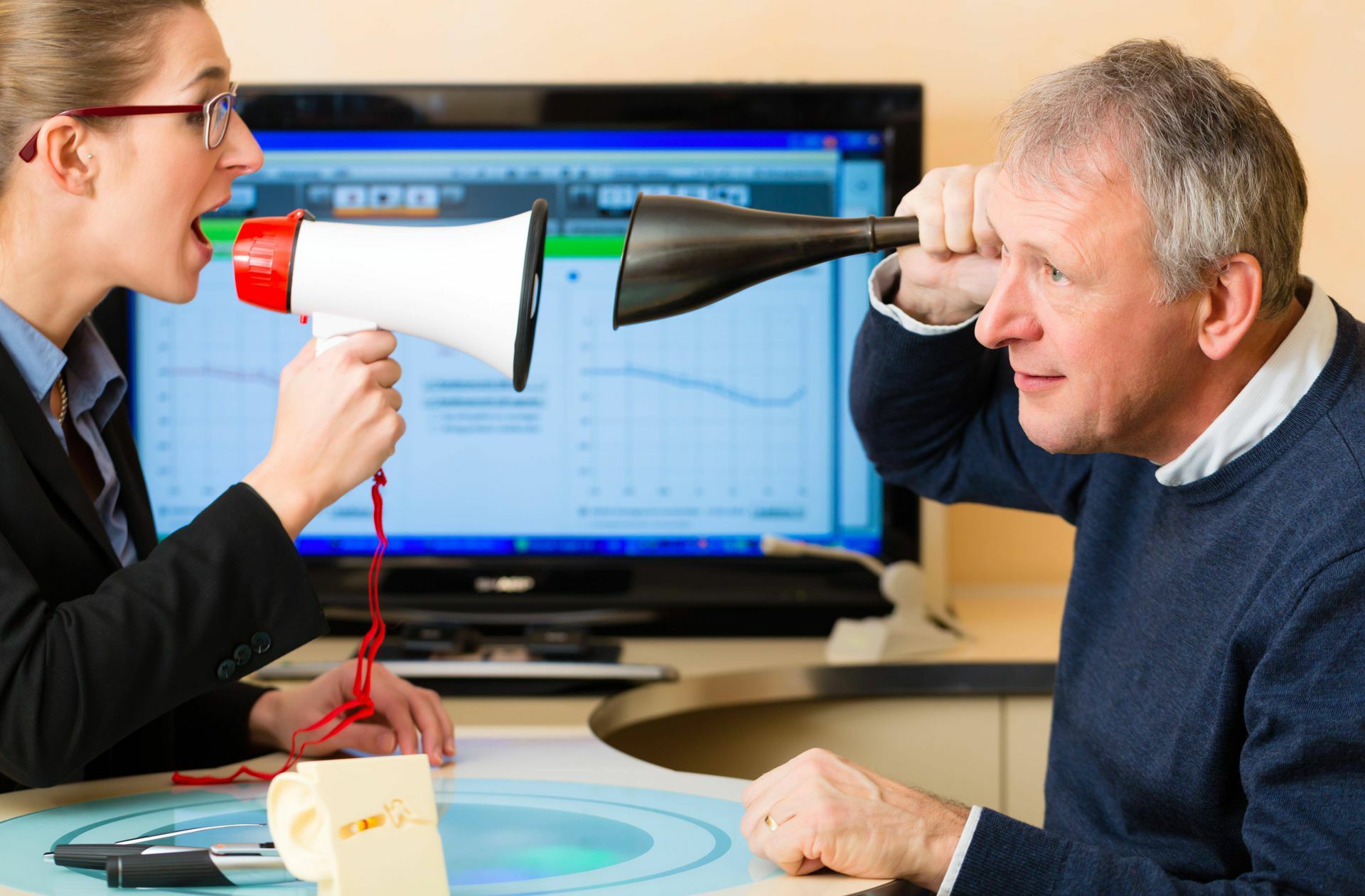 Manchmal helfen einem ja Mitgucker, wenn man einen TV-Dialog nicht gleich verstanden hat. Foto: imago/Panthermedia/Kzenon