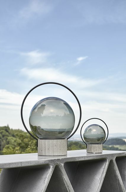 Tschechien hat eine reiche Tradition an Glasbläserei. Zeitgemäße Interpretationen  entwirft  die vielfach ausgezeichnete Lucie Koldová beispielsweise für Brokis – zarte Gebilde, die an französische Macaron-Pralinen erinnern oder wie hier im Bild die „Sfera“.  Die mobile, aufladbare Leuchte besteht aus einer schlichten Sphäre aus mundgeblasenem, mattem oder glänzendem Glas und einem kon­trastierenden Sockel aus Beton.
 Foto: Brokis/Martin Chum/Herst..