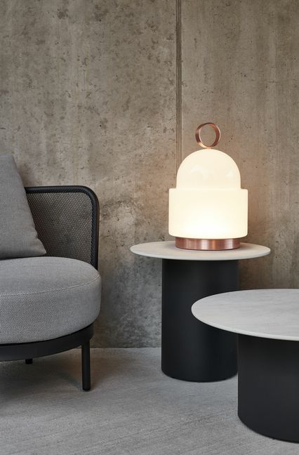 Mit Kupferring fürs tragbare Licht: „Dome Nomad“ vom italienischen Designerduo Chiaramonte & Marin für  Brokis.
 Foto: Brokis/Hersteller/Martin..