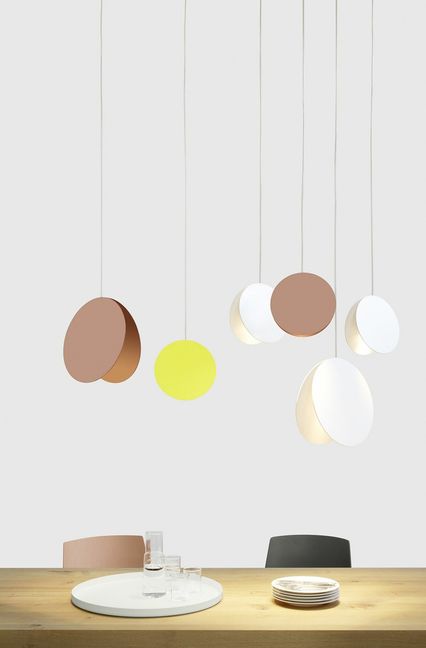 Das Designduo Eva Marguerre und Marcel Besau haben für E15 diese Leuchten „North“ entworfen, das Licht schein aus den zwei Scheiben zu kommen . . .
 Foto: Hersteller