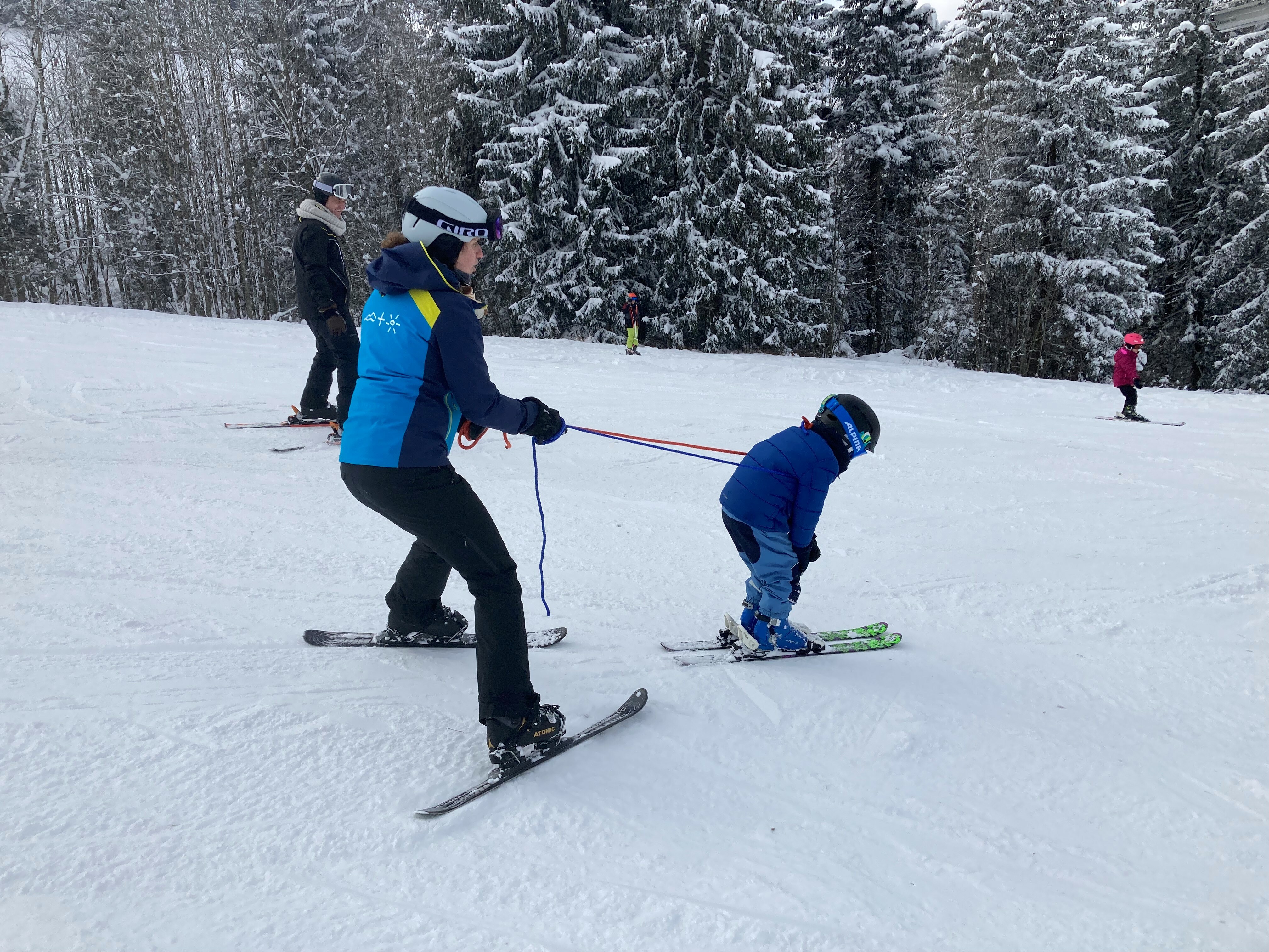 Das Seil dient dazu, dass die jungen Skifahrer nicht zu schnell werden. Bild: z