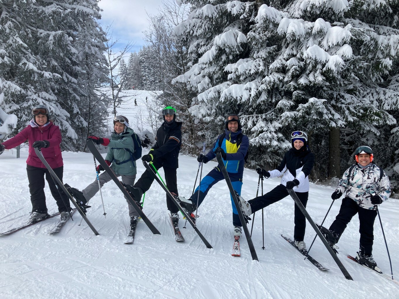 Spaß im Schnee: Heike Ulmer,  Miriam Ganzhorn,  Philipp Kreth,  Bernie Krauß,  Tamima Tabishat, Paola Engelen (von links). Bild: z