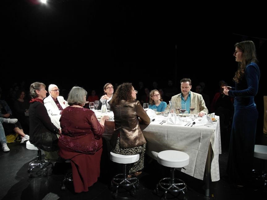 Sie feiern "Das Fest": Brigitte Scheltdorf-Dettlinger, Didi Gnass, Sabine Bornmann, Cornelius Nieden, Larissa Schambier, Liana Deines, Jan Henne, Alina Held.          Bild: Staber