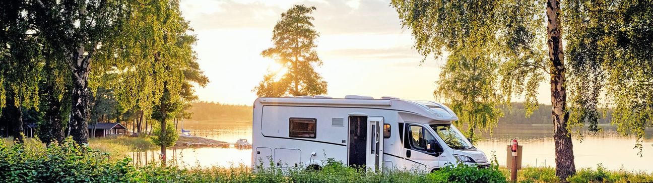 Nicht nur über den Wolken muss die Freiheit wohl grenzenlos sein, dieses Versprechen macht auch ein Wohnmobil.
