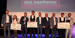 Die drei Jahrgangsbesten mit ihren Stipendienschecks und ihre Förderer (von links): Simon Bräuning (Geschäftsbereichsleiter der Kreissparkasse Böblingen), Sara Özdas, Bernd Dörich (stellvertretender Niederlassungsleiter der Vereinigten Volksbanken, Böblingen), Jonas Steimle, Mario Schmid (Regionalvorstand der Vereinigten Volksbanken, Weil der Stadt), Klaus Kohler (Prokurist der Volksbank Leonberg), Ehren-Kreishandwerksmeister Wolfgang Gastel, Samuel Braun und Kreishandwerksmeister Hartmut Nietsch.
