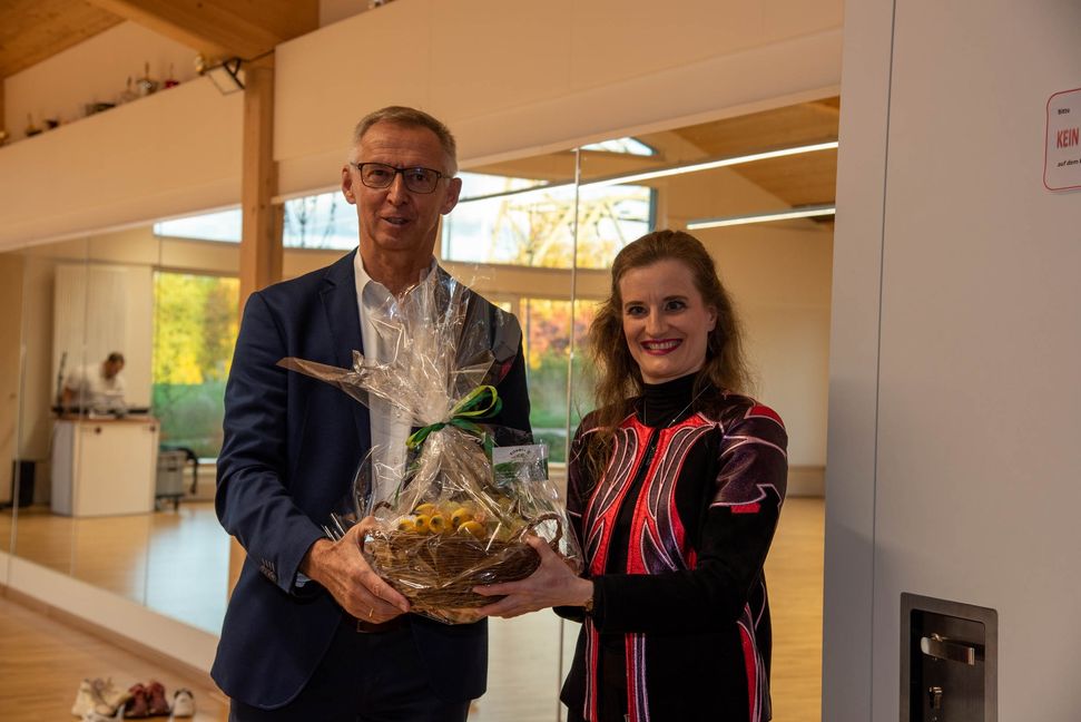 Sindelfingens Erster Bürgermeister Christian Gangl mit der Sparten-Chefin Dr. Anja Westerhoff: Vielleicht gibt es bald einen Zuschuss von Höhe von 80 000 Euro.     Bild: Nüßle