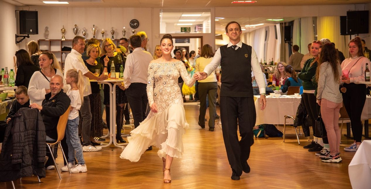 Carolin Hera trägt ein Standardkleid mit viel Straß aus dem Jahr 1987. Frank Westerhoff kann sich ebenfalls wirklich sehen lassen.Bild: Nüßle