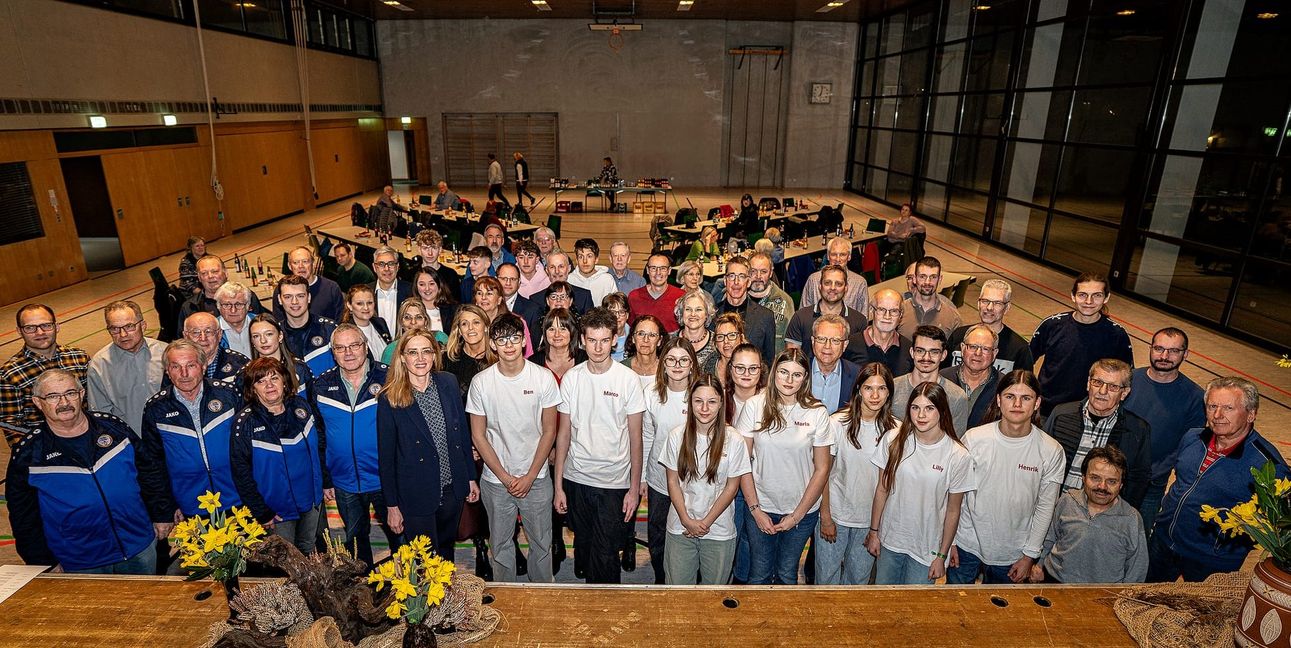 Alle Geehrten beim Ehrenamtstag und der Sportlerehrung in der Aidlinger Sonnenberghalle mit Bürgermeisterin Helena Österle (vorne, Fünfte).