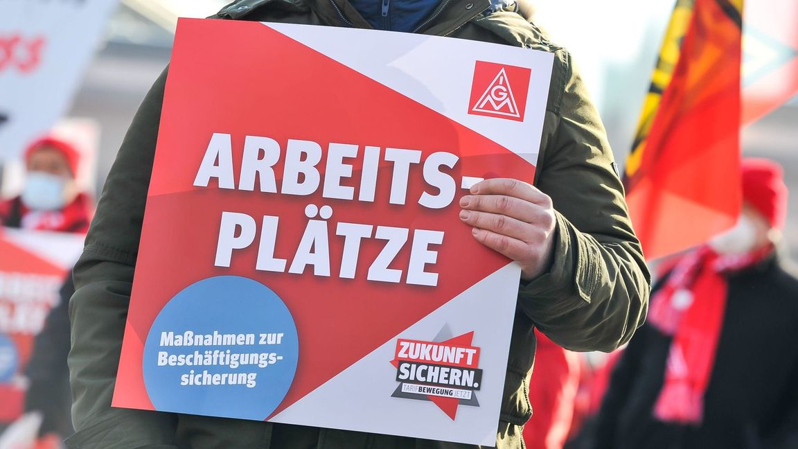 Der Joberhalt hat für viele Beschäftigte der Metallindustrie derzeit höchste Priorität – mit Hilfe eines neuen Tarifvertrags können Unternehmen mit Personalüberhang dazu beitragen.