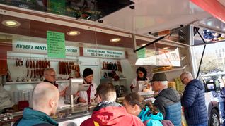 Am Samstag, 1. April ist das Team der Landmetzgerei Bantle zum letzten Mal auf dem Sindelfinger Wochenmarkt. Der Betrieb schließt nach 51 Jahren.     Bild: Dettenmeyer