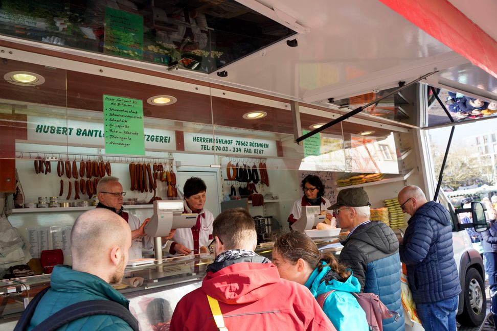 Am Samstag, 1. April ist das Team der Landmetzgerei Bantle zum letzten Mal auf dem Sindelfinger Wochenmarkt. Der Betrieb schließt nach 51 Jahren.     Bild: Dettenmeyer