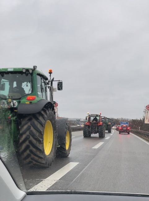 Traktor-Parade auf der Autobahn in Richtung Stuttgart. auch aus dem Kreis Böblingen waren viele Landwirte bei den Protesten in der Landeshauptstadt dabei. Bild: Brunenberg