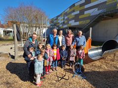 Preisübergabe in der KiTa Lilienstraße: Saskia Brandt, Leiterin der KiTa , Harald Kogel mit Marie-Christin - Orthopädie- und Reha Technik Kogel -, Karen Stahl - Event Service Stahl - und Ulrich Weber mit Kindern.Bild: z