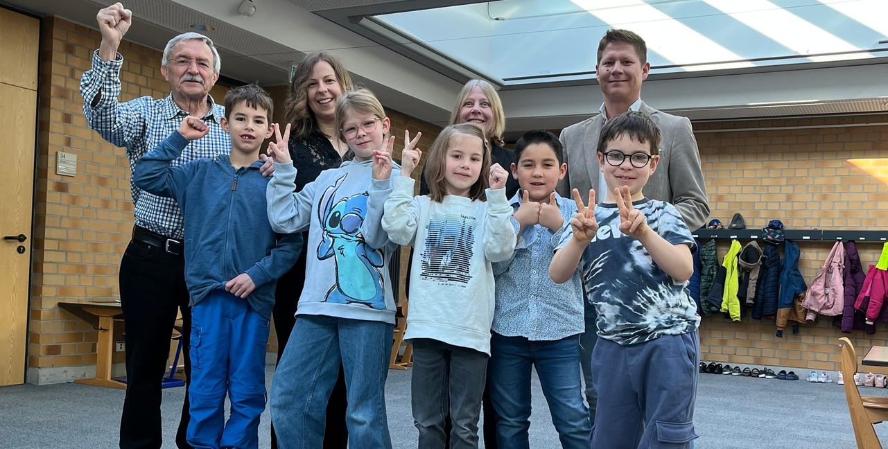 Preisübergabe in der Sprachheilschule: Schüler der jahrgangsübergreifenden Klasse 1-2 mit Schulleiterin Simone Röhm, Sarah Fauß, - Senior Marketing Managerin – Breuningerland Sindelfingen, Andreas Pohl - Center Manager – Breuningerland  Sindelfingen, sowie Ulrich Weber, Vorstand und Projektleiter der Bürgerstiftung.Bild: z