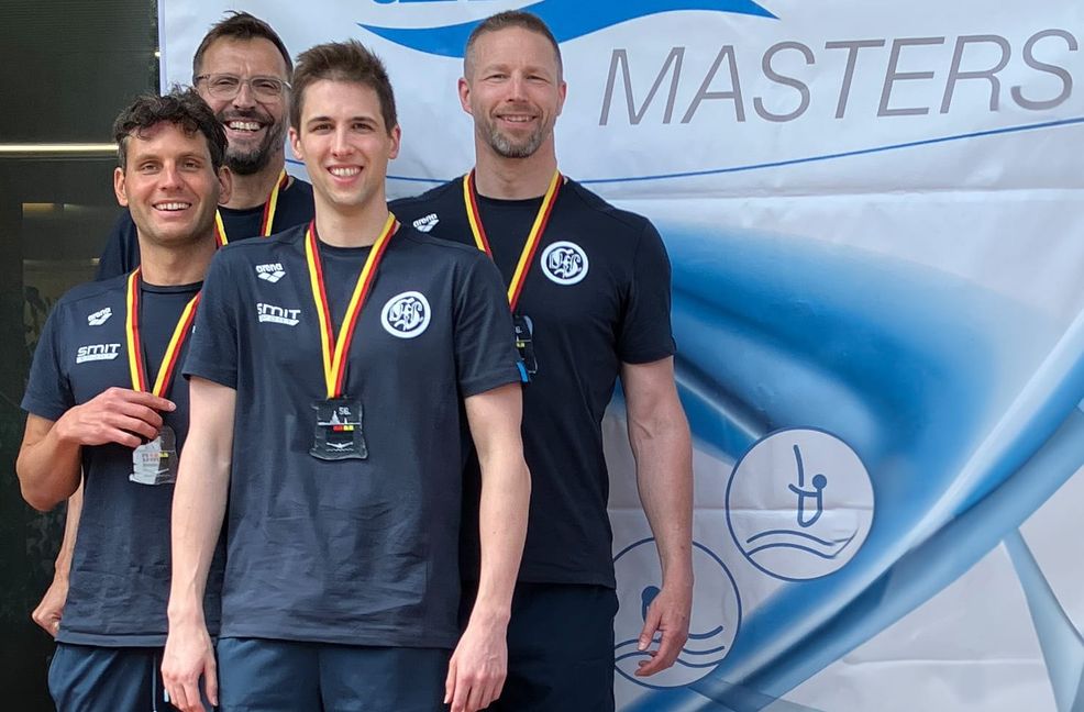 Die VfL-Staffel mit Lars Helfer, Peter Oberglock, Niklas Hunold und Harald Maisch (von links) holt Gold und Silber bei den Deutschen Masters-Meisterschaften.