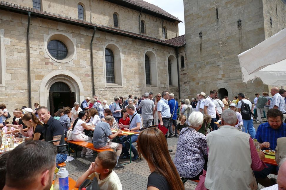 Die Tische vor der Martinskirche waren voll belegt. Bild: Lück