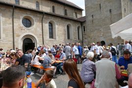Die Tische vor der Martinskirche waren voll belegt. Bild: Lück