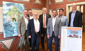 Sie freuen sich darüber, dass das Pilotprojekt zum Freiwilligen Berufsorientierungsjahr nun anläuft (von links): Peter Friedrich (Handwerkskammer Region Stuttgart), Jörg Veit (Initiator), Thomas Wagner (Geschäftsführer der Kreishandwerkerschaft), Landrat Roland Bernhard, Kreishandwerksmeister Hartmut Nietsch, Patrick Wolf (Baden-Württembergischer Handwerkstag) und der Landtagsabgeordnete Peter Seimer.