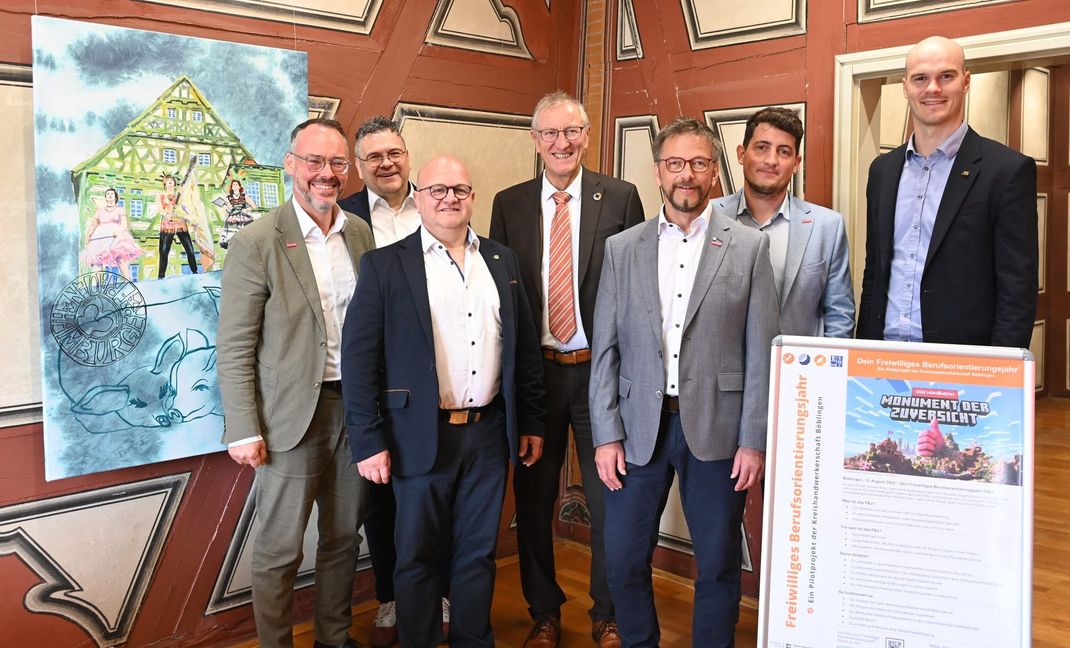 Sie freuen sich darüber, dass das Pilotprojekt zum Freiwilligen Berufsorientierungsjahr nun anläuft (von links): Peter Friedrich (Handwerkskammer Region Stuttgart), Jörg Veit (Initiator), Thomas Wagner (Geschäftsführer der Kreishandwerkerschaft), Landrat Roland Bernhard, Kreishandwerksmeister Hartmut Nietsch, Patrick Wolf (Baden-Württembergischer Handwerkstag) und der Landtagsabgeordnete Peter Seimer.