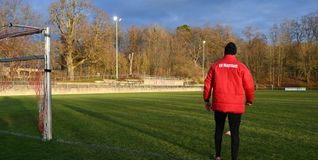 Die Flutlichter auf den Masten hinter der Tribüne des Magstadter Fußballstadions „An den Buchen“ bestrahlen teilweise nicht den Rasen, sondern die Äste der daneben stehenden Naturdenkmale. 	Bild: Reichert