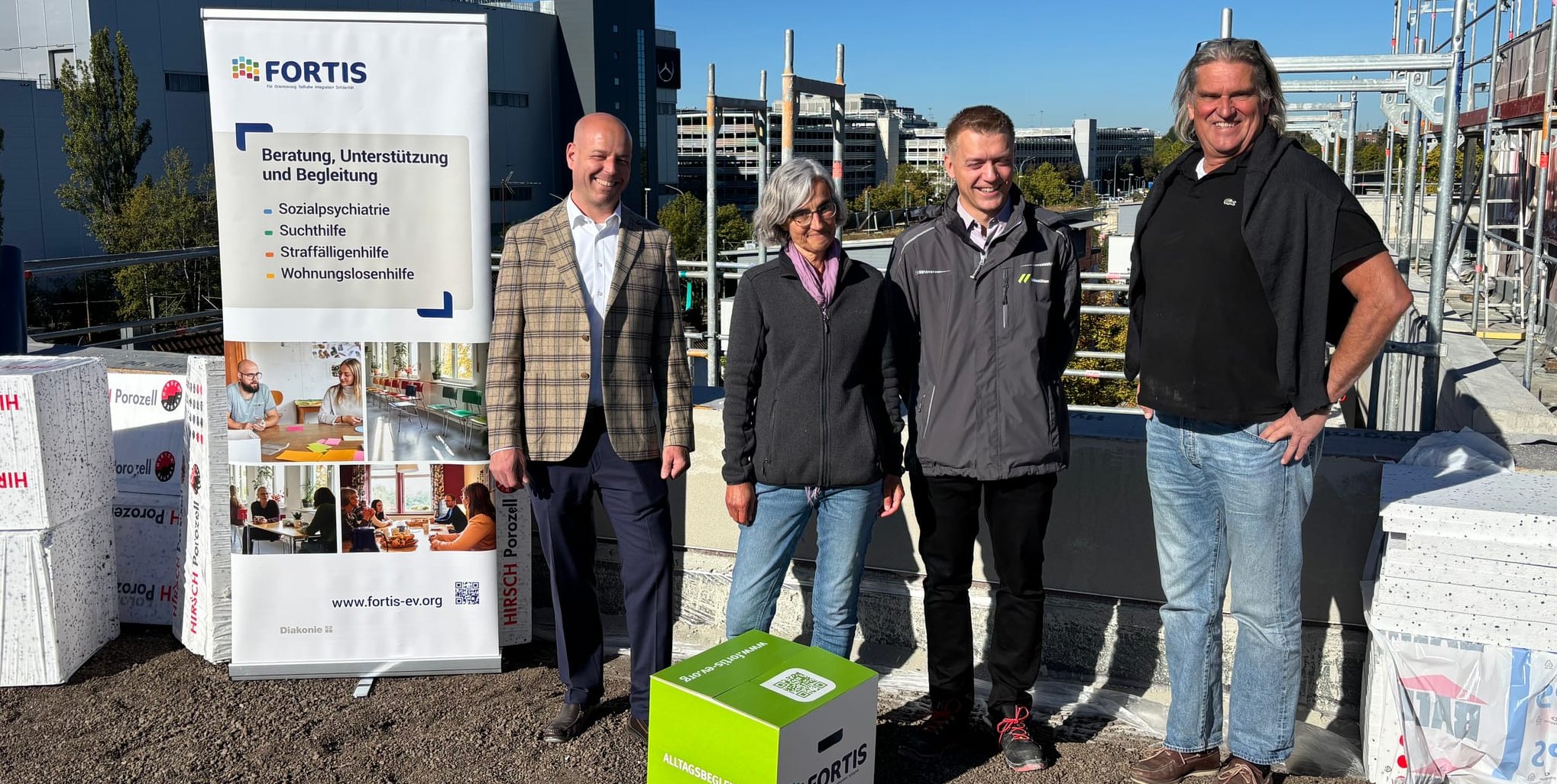 Fortis-Vorstand Fabian Schnieders (von links), Carmen Fahrbach, Leiterin des Sindelfinger Wohnkollegs, Frank Ganske, Prokurist und Bereichsleiter Projektentwicklung und Vertrieb bei den Wohnstätten Sindelfingen, und Architekt Jochen Stuible.