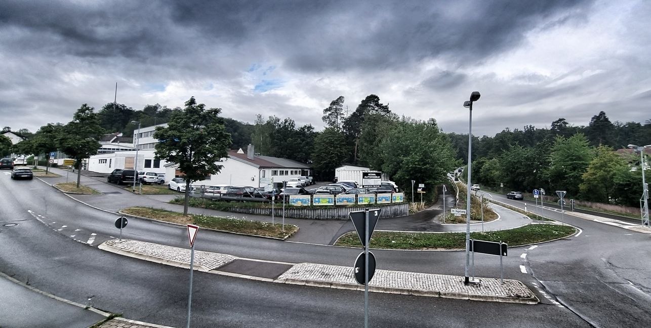 Das 8100 Quadratmeter große Horn-Areal, das zwischen der Straße Im Vogelsang, Kreisverkehr und Panzerstraße liegt, soll neu bebaut werden. Lidl will dort einen neuen Markt eröffnen, dazu ist ein Wohn- und Geschäftshaus geplant. Bild: Hamann