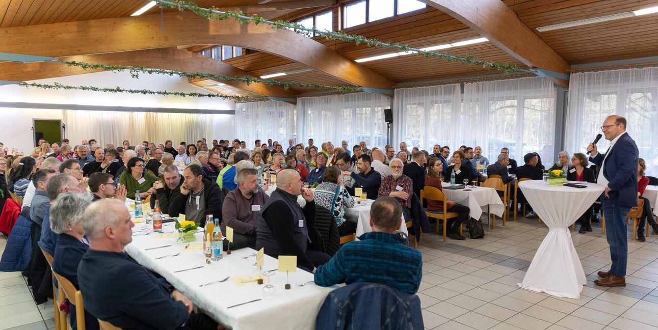 Oberbürgermeister Dr. Bernd Vöhringer bei der Begrüßungsrede im Täle.