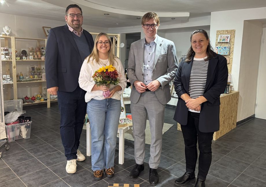 OB Markus Kleemann (2. v. r.) begrüßte Melanie Totic zusammen mit Wirtschaftsförderer Felix Rapp (l.) und Flächenmanagerin Franziska Hamscher (r.). Bild: WSG