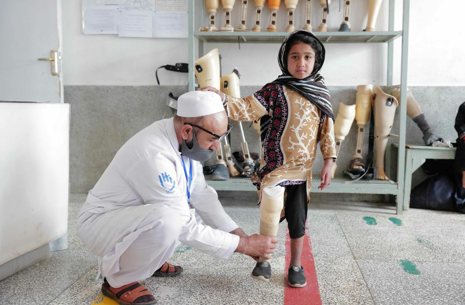Im Rehabilitationszentrum von Handicap  International  in Kandahar: Amina  lernt, mit ihrer  Beinprothese das Laufen neu