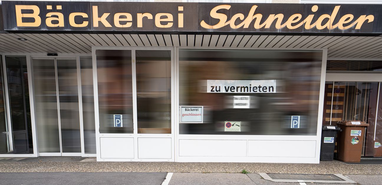 Geschlossen steht im Schaufenster der ehemaligen Bäckerei Schneider in Althengstett.        Bild: Richter