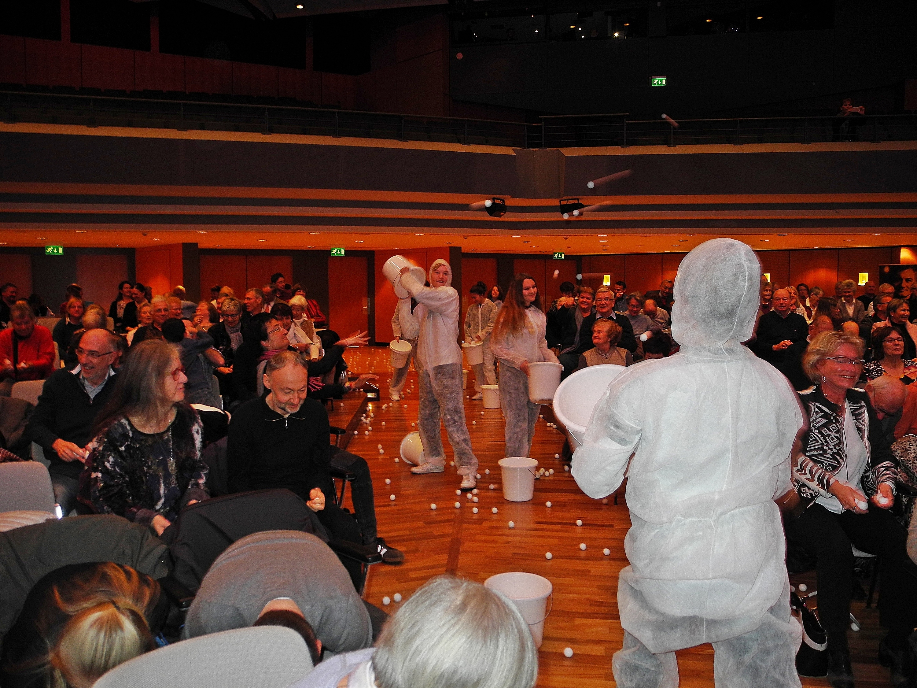 Jugendliche werfen Tennisbälle – Ideen symbolisierend – unters Publikum. Eine Szene vom ökumenischen Reformationsfest in der Kongresshalle (Bild: Lück).