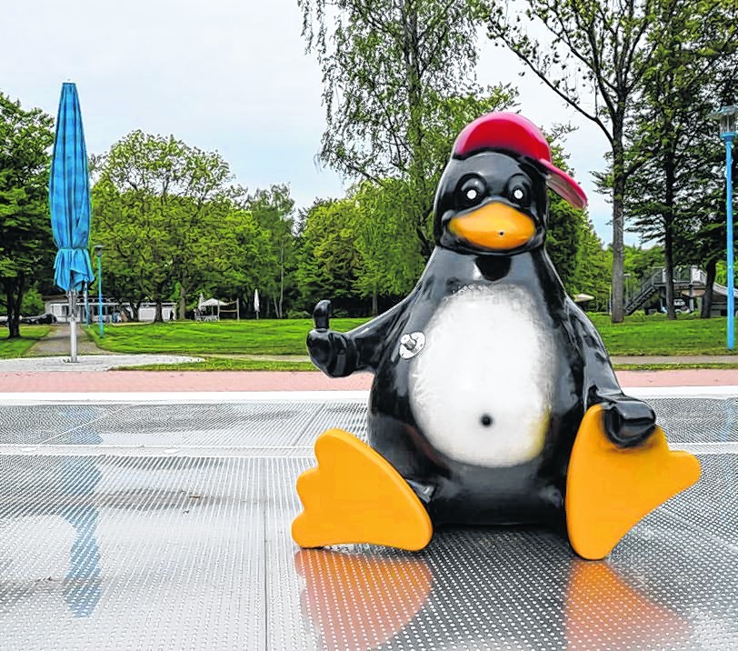 Frisch gestrichen: Pinguin im Babybecken. Bilder: Wegner