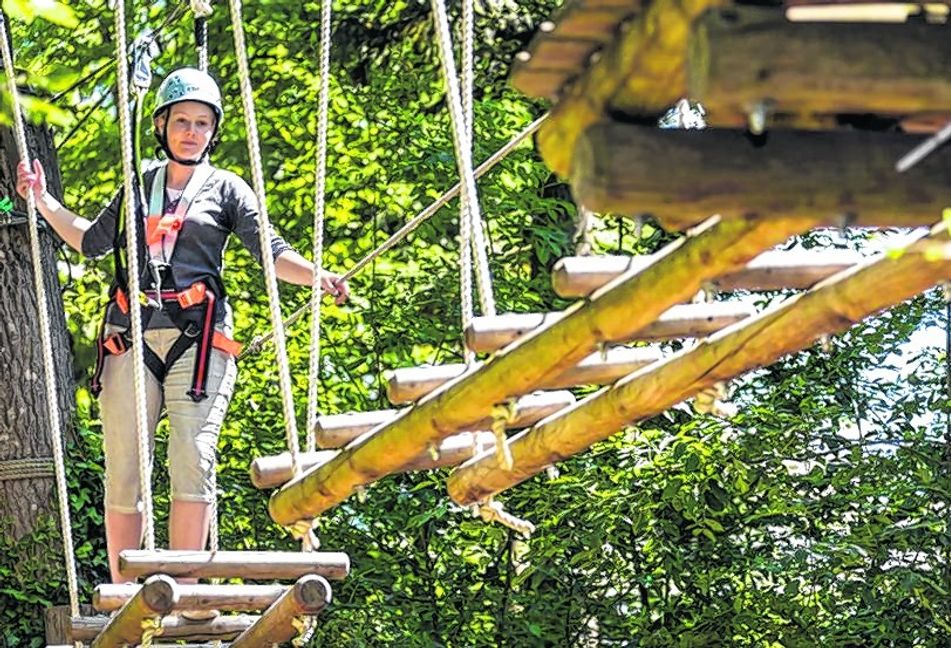Klettern im Hochseilgarten und Gokart-Fahren sind nur zwei von vielen möglichen Aktivitäten im Freizeitpark Rutesheim. Bilder: z