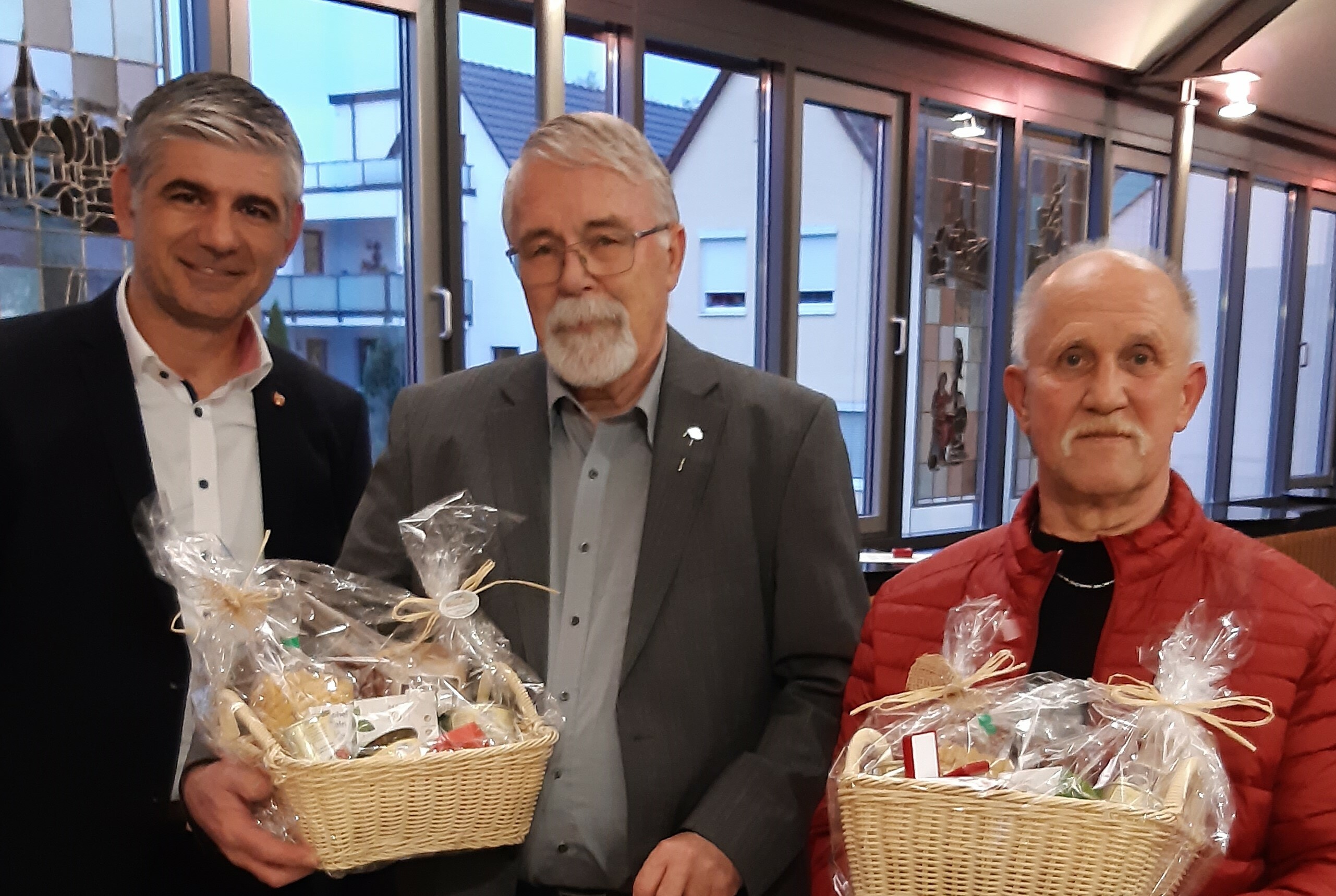 Holzgerlingens Bürgermeister Ooannis Delakos mit den beiden fließigen Blutspendern Peter Görke und Jürgen Sterzer (von links). Bild: z