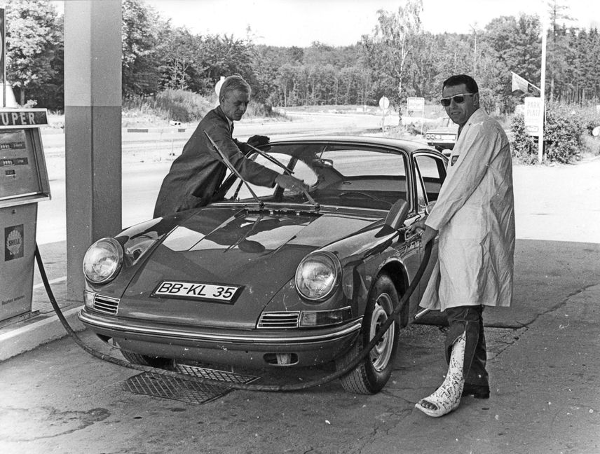 Auch mit Gipsbein: Gerhard Mitter tankt den von ihm für Eberhard Mahle getunten Porsche 911.
