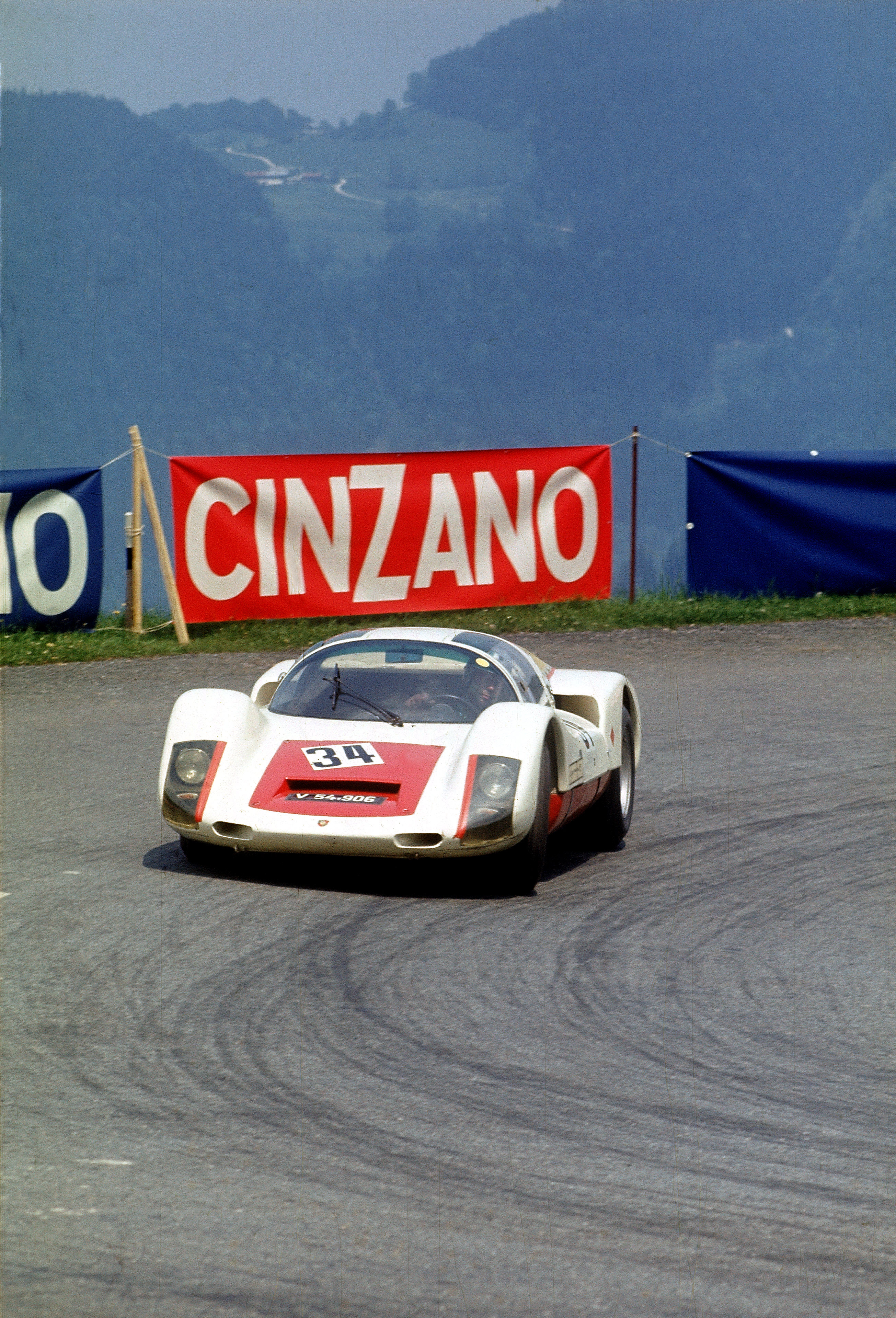 Der Böblinger Gerhard Mitter mit einem Porsche bei einem Bergrennen.