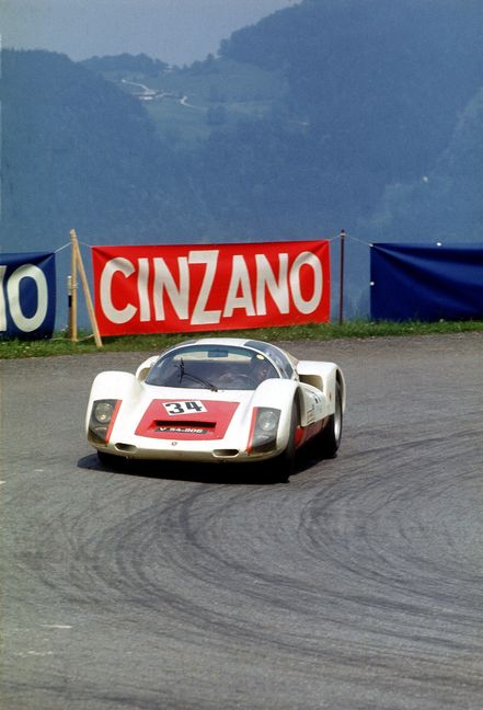 Der Böblinger Gerhard Mitter mit einem Porsche bei einem Bergrennen.